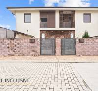 Zweistöckiges Haus mit Ziegelzaun in Gabčíkovo, geeignet für eine 3-Zimmer-Wohnung.