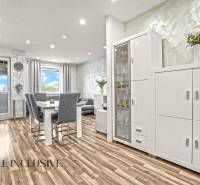 Helles Interieur einer 3-Zimmer-Wohnung mit Holzboden und weißen Möbeln.