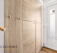 Eingangsflur mit Einbauschrank und weißen Türen in einer 3-Zimmer-Wohnung.