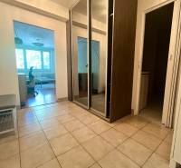 Flur mit gefliestem Boden und Einbauschrank in einer 3-Zimmer-Wohnung.