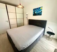 Schlafzimmer in einer 3-Zimmer-Wohnung mit Kleiderschrank und Nachttisch.