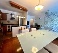 Küche und Wohnzimmer in einer 3-Zimmer-Wohnung mit modernen Möbeln und einer dekorativen Wand.