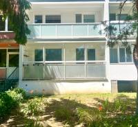 Außenbereich eines Wohnhauses in Kapitána Nálepku, Košice - Stadtteil Staré Mesto mit Balkon.