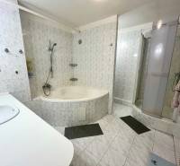 Badezimmer in einer 3-Zimmer-Wohnung mit Badewanne, Dusche und Waschbecken.
