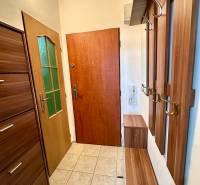 Einzimmerwohnung mit Eingangshalle, Holzrahmen und Fliesen, elegantem Design und praktischen Stauraumlösungen.