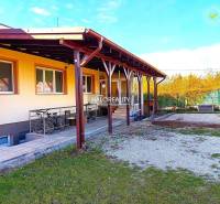 Eingangsbereich einer 3-Zimmer-Wohnung mit einem großen Spiegel und Glastüren.