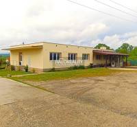 Eine Außenterrasse bei einer 3-Zimmer-Wohnung in Štefanová mit Stühlen und Fahrrädern.