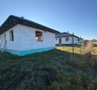 Bau eines Einfamilienhauses in Vyšná Šebastová in Prešov auf einem grasbewachsenen Grundstück.