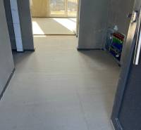 Der Flur im Einfamilienhaus mit Fußbodenheizung, der Blick geht auf die Straße Vyšná Šebastová.