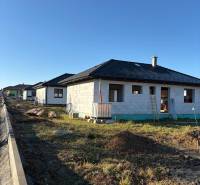 Ein im Bau befindliches Einfamilienhaus in der Straße Vyšná Šebastová in Prešov bei sonnigem Wetter.