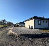 Einfamilienhaus in der Vyšná Šebastová Straße in Prešov, gepflasterte Terrasse, klarer blauer Himmel.