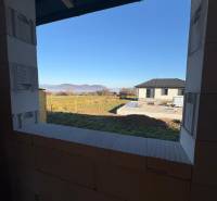 Blick vom Einfamilienhaus in Vyšná Šebastová auf die Natur und das Nachbarhaus.