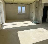 Ein geräumiges Zimmer in einem Einfamilienhaus in der Vyšná Šebastová Straße mit rohem Putz und Kabeln.