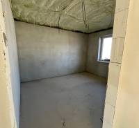 Ein Raum im Bau mit Fenster, wärmeisolierte Decke, im Einfamilienhaus Vyšná Šebastová.