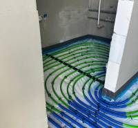 Fußbodenheizung in einem Einfamilienhaus in der Straße Vyšná Šebastová, Installation der Leitungen im Innenbereich.