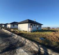 Ein im Bau befindliches Einfamilienhaus in der Vyšná Šebastová Straße in Prešov unter klarem Himmel.