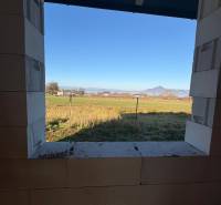 Blick aus dem Fenster in einem Einfamilienhaus in Vyšná Šebastová in Prešov.