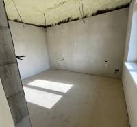 Isolierte Decke in einem Einfamilienhaus in der Straße Vyšná Šebastová. Helles Zimmer mit großem Fenster.