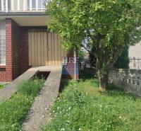Einfamilienhaus in der Vieska-Straße in Radošovce mit Rasen und Baum vor dem Eingang.