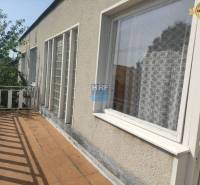 Der Balkon des Einfamilienhauses in der Vieska-Straße in der Stadt Radošovce mit einem Holzgeländer.