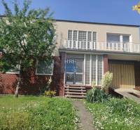Ein Einfamilienhaus in der Vieska-Straße in Radošovce mit Ziegelfassade und Garten.