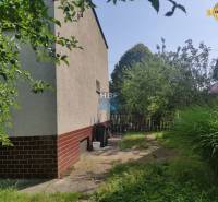 Garten beim Einfamilienhaus in Vieska in Radošovce mit Gehweg und Zaun.