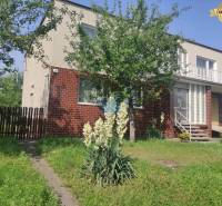 Ein Einfamilienhaus in Vieska in Radošovce mit Garten und Balkon aus Ziegeln und Putz.