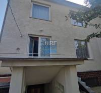 Ein Einfamilienhaus in Radošovce in Vieska mit einer Außentreppe und einer weißen Fassade.