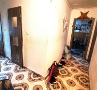 Flur in einer 2-Zimmer-Wohnung mit dekorativen Fliesen und Möbeln.