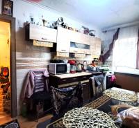 Küche in einer 2-Zimmer-Wohnung mit hellem Boden in Holzoptik und reichhaltiger Ausstattung.