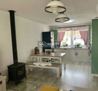 Innenraum eines Einfamilienhauses mit Küche, Esstisch und Kachelofen.