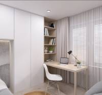 Arbeitsbereich in einem Einfamilienhaus mit Schreibtisch, Stuhl und Büchern auf den Regalen.