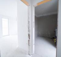 Interieur eines Einfamilienhauses mit zwei Zimmern, bereit zur Fertigstellung.