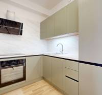 Küche in einer 2-Zimmer-Wohnung mit Holzboden und modernen Geräten.