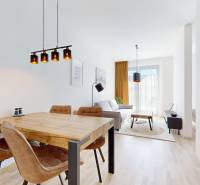 Essbereich und Wohnbereich in einer 2-Zimmer-Wohnung mit Holzboden und stilvoller Beleuchtung.