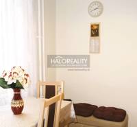 Essbereich in einer 3-Zimmer-Wohnung mit einer Blume auf dem Tisch und einem weißen Vorhang.