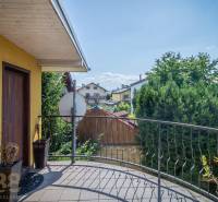Balkon mit Blick auf die Gärten in Pensionen, Poprad, Hotels und Pensionen. Dekorative Blumentöpfe.