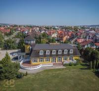 Hotel und Restaurant in Poprad, umgeben von Grün, im Rahmen von Hotels und Pensionen.