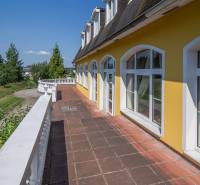 Gelbes Gebäude mit Dachfenstern und Terrasse in Hotels und Pensionen in Poprad.