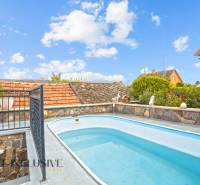 Schwimmbad und Steinzaun bei einem Einfamilienhaus in der Kúpeľná-Straße in Dunajská Streda.