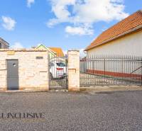 Ein Einfamilienhaus in der Kúpeľná-Straße in Dunajská Streda mit einem Tor und einem gepflasterten Hof.