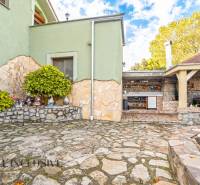Ein Einfamilienhaus in der Kúpeľná-Straße in Dunajská Streda mit Steinpflaster und Gartenküche.
