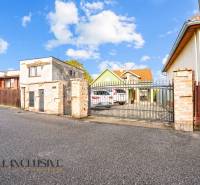 Einfamilienhaus in der Kúpeľná-Straße in Dunajská Streda mit Tor und Zufahrtsweg.