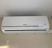 Die Klimaanlage an der Wand ist Teil der Ausstattung einer Einzimmerwohnung.