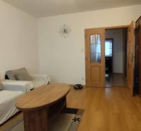 Wohnzimmer mit Holzboden, Couchtisch und zwei Sofas, 3-Zimmer-Wohnung.