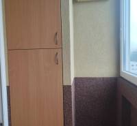 Loggia in einer 3-Zimmer-Wohnung mit Schrank und Fliesen, Čadca, Okružná Straße.