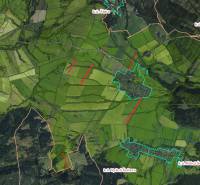 Luftaufnahme von landwirtschaftlichen und forstwirtschaftlichen Flächen in der Umgebung von Štrba mit Markierung der Grenzen der Katastergebiete.