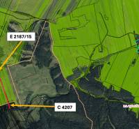 Luftaufnahme von landwirtschaftlichen und forstwirtschaftlichen Flächen der Gemeinde Štrba mit eingezeichneten Parzellen.