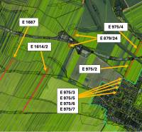 Luftaufnahme von landwirtschaftlichen und forstwirtschaftlichen Flächen in der Umgebung von Štrba mit hervorgehobenen Parzellen.