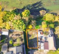 Luftaufnahme eines Baugrundstücks in Jahodná, umgeben von Grünflächen in der Nähe des Wassers.